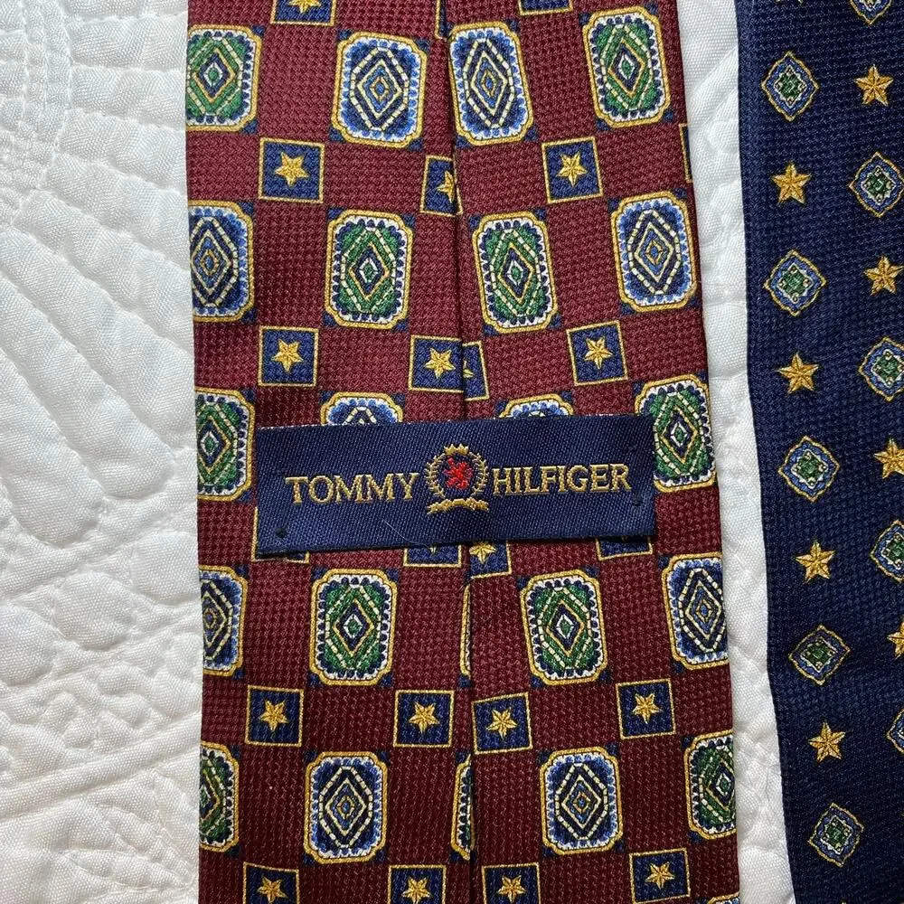 Tommy Hilfiger Men's Burgundy Silk Neck Tie Geometric Medallion Pattern 56